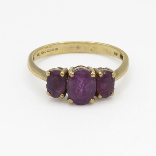 89 - 9ct gold and three stone amethyst ring (2.6g) Size S