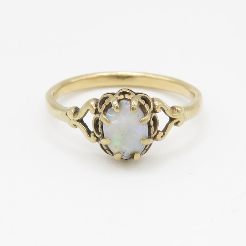 93 - 9ct gold and opal cabochon ring (1.6g) Size N