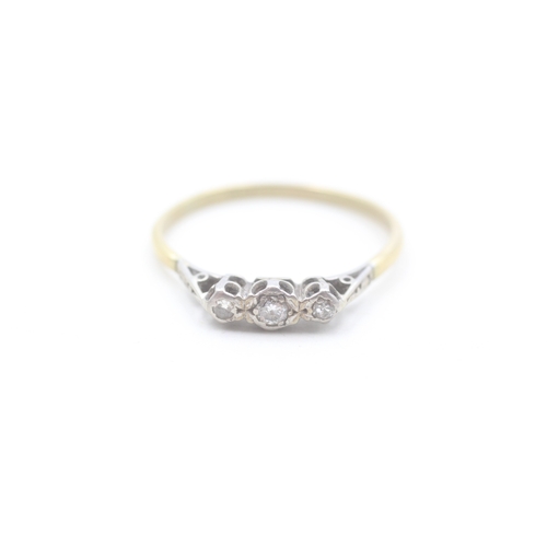 102 - 18ct gold vintage diamond trilogy ring (2.7g) Size X