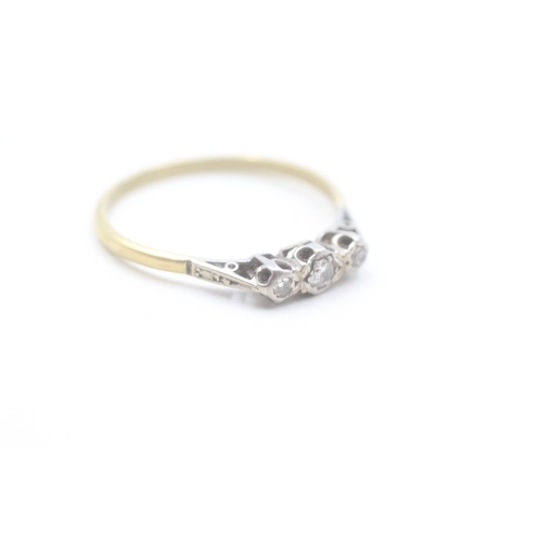 102 - 18ct gold vintage diamond trilogy ring (2.7g) Size X