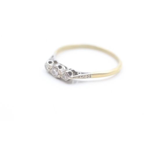 102 - 18ct gold vintage diamond trilogy ring (2.7g) Size X