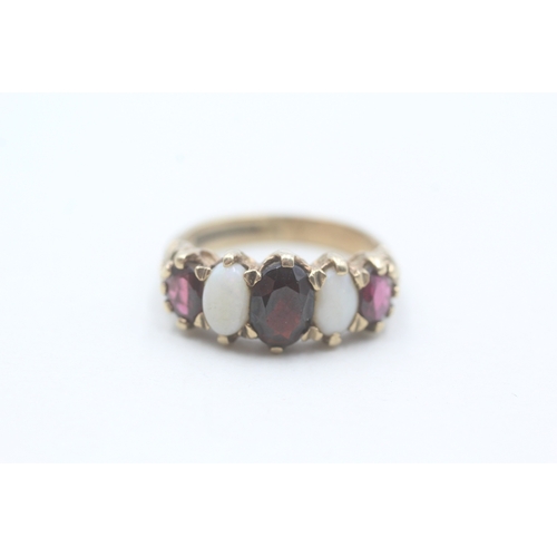 103 - 9ct gold garnet and opal set five stone eternity ring (3.8g) Size M