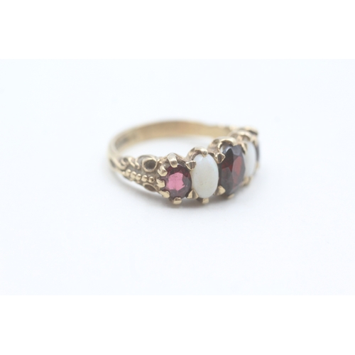 103 - 9ct gold garnet and opal set five stone eternity ring (3.8g) Size M