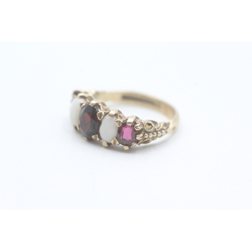 103 - 9ct gold garnet and opal set five stone eternity ring (3.8g) Size M