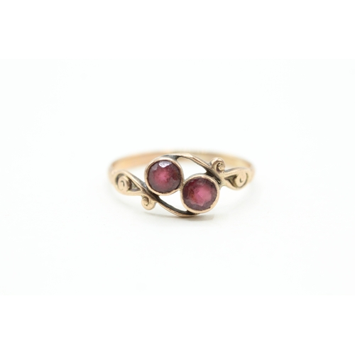 108 - 9ct gold and two stone garnet ring (1.4g) Size N