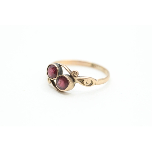 108 - 9ct gold and two stone garnet ring (1.4g) Size N