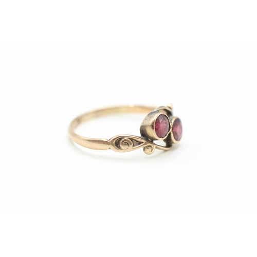 108 - 9ct gold and two stone garnet ring (1.4g) Size N