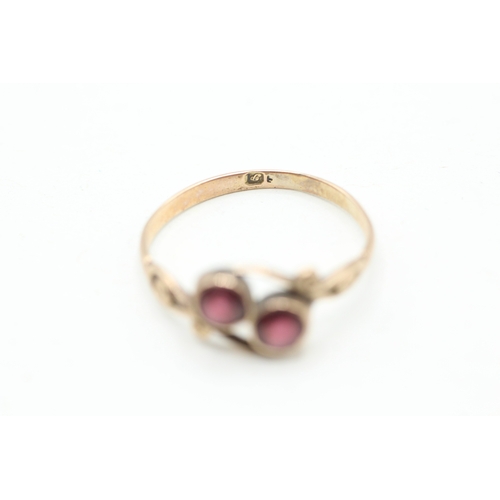 108 - 9ct gold and two stone garnet ring (1.4g) Size N