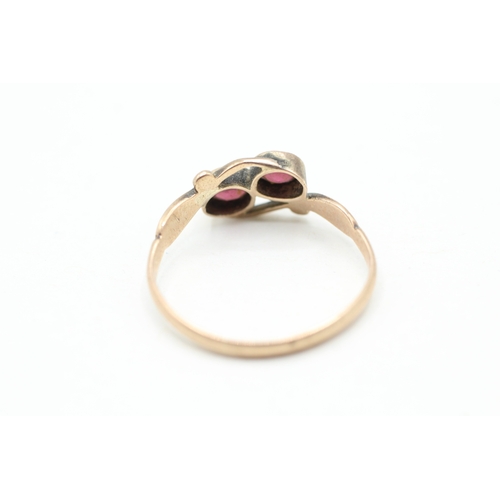 108 - 9ct gold and two stone garnet ring (1.4g) Size N