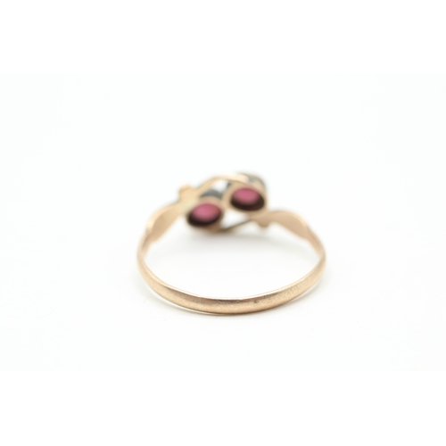 108 - 9ct gold and two stone garnet ring (1.4g) Size N