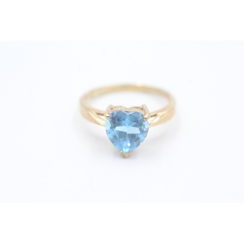 11 - 9ct gold and heart shaped topaz ring (2.3g) Size M 1/2