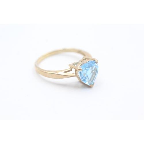 11 - 9ct gold and heart shaped topaz ring (2.3g) Size M 1/2