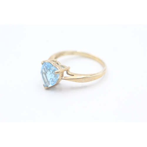 11 - 9ct gold and heart shaped topaz ring (2.3g) Size M 1/2