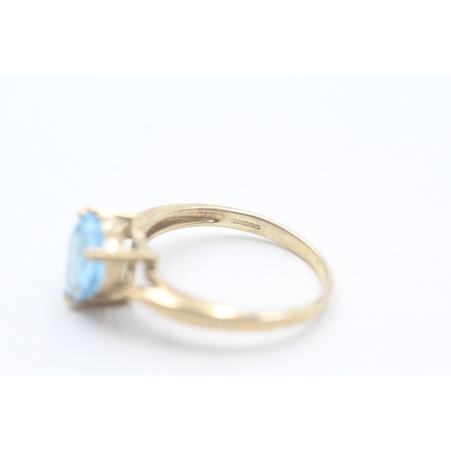 11 - 9ct gold and heart shaped topaz ring (2.3g) Size M 1/2