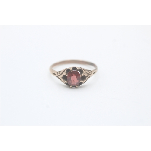 114 - 9ct gold garnet dress ring (2.8g) Size S 1/2