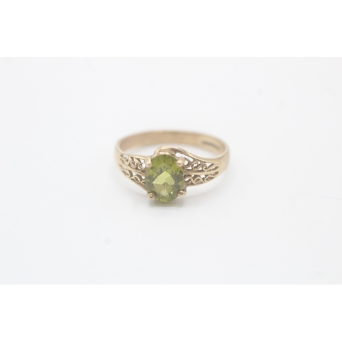 115 - 9ct gold peridot dress ring with patterned shoulders (2g) Size O 1/2