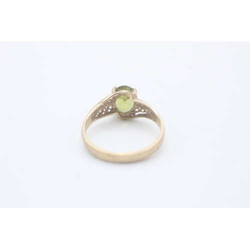 115 - 9ct gold peridot dress ring with patterned shoulders (2g) Size O 1/2