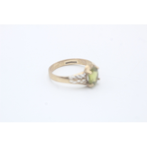 115 - 9ct gold peridot dress ring with patterned shoulders (2g) Size O 1/2