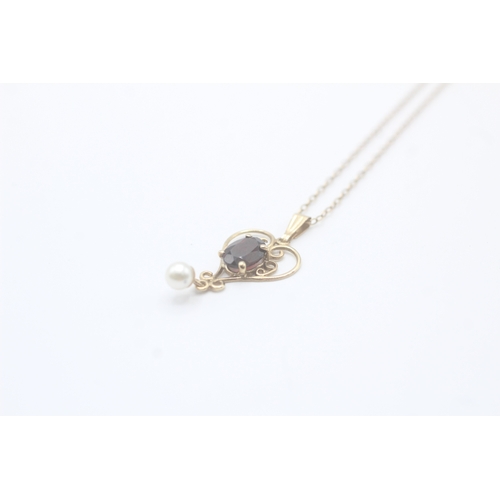 118 - 9ct gold pearl and garnet pendant on chain (1.6g)