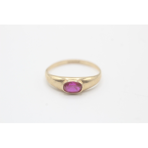 120 - 9ct gold red gemstone ring (1.4g) Size O