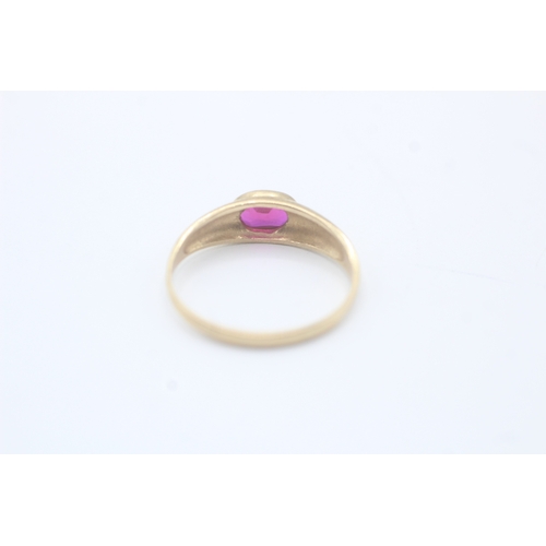 120 - 9ct gold red gemstone ring (1.4g) Size O