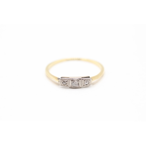 124 - 18ct gold and platinum diamond ring (1.1g) Size M