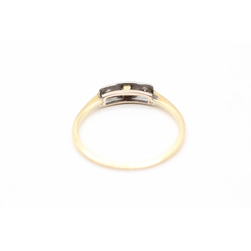 124 - 18ct gold and platinum diamond ring (1.1g) Size M