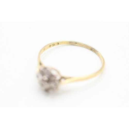 126 - 18ct gold and diamond ring (2g) Size V