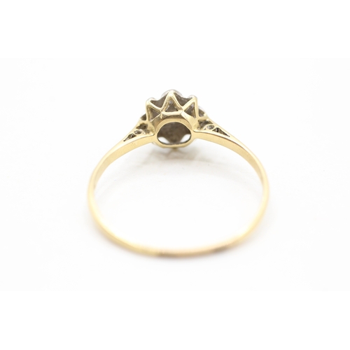 126 - 18ct gold and diamond ring (2g) Size V