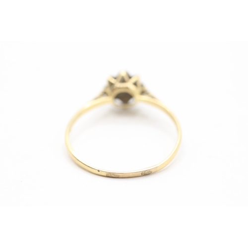 126 - 18ct gold and diamond ring (2g) Size V