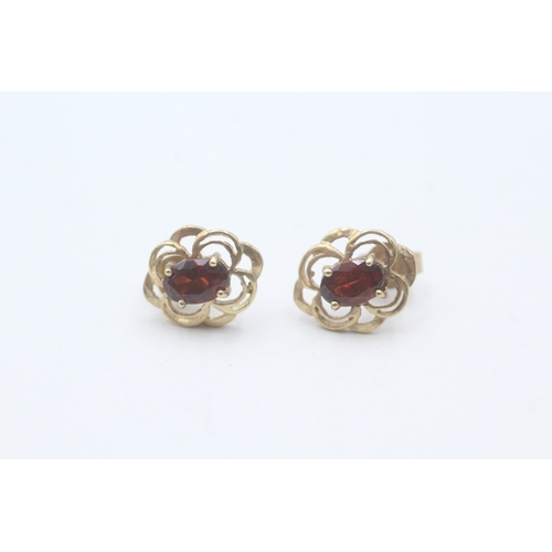 129 - 9ct gold and garnet stud earrings (1.1g)