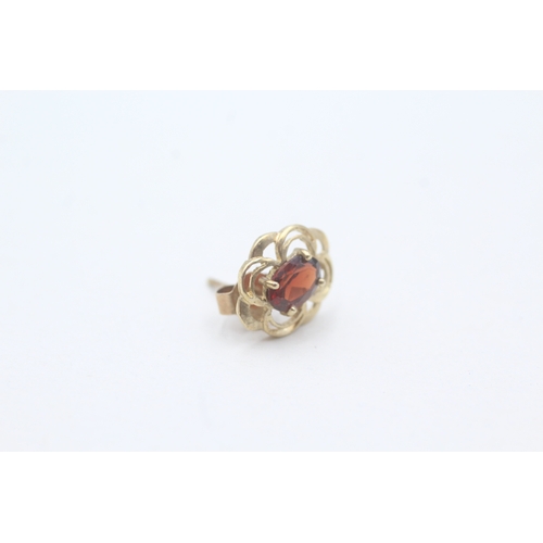 129 - 9ct gold and garnet stud earrings (1.1g)