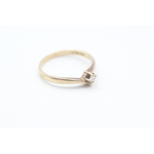 131 - 9ct gold and single diamond ring (1.2g) Size K