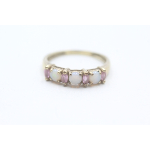 138 - 9ct gold ruby and opal row set ring (2.4g) Size S