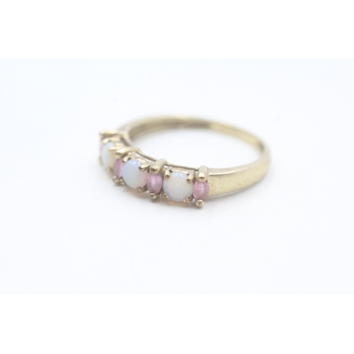 138 - 9ct gold ruby and opal row set ring (2.4g) Size S