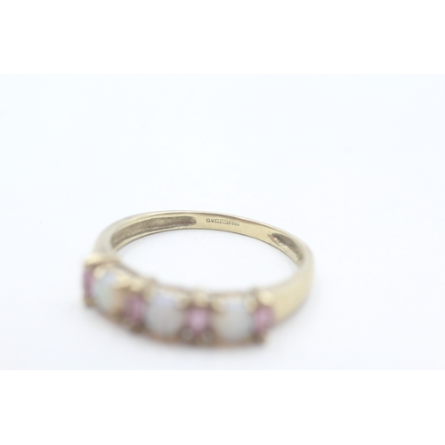 138 - 9ct gold ruby and opal row set ring (2.4g) Size S