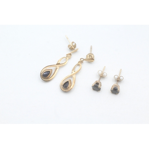 143 - 2 x 9ct gold sapphire stud and drop earrings (1g)