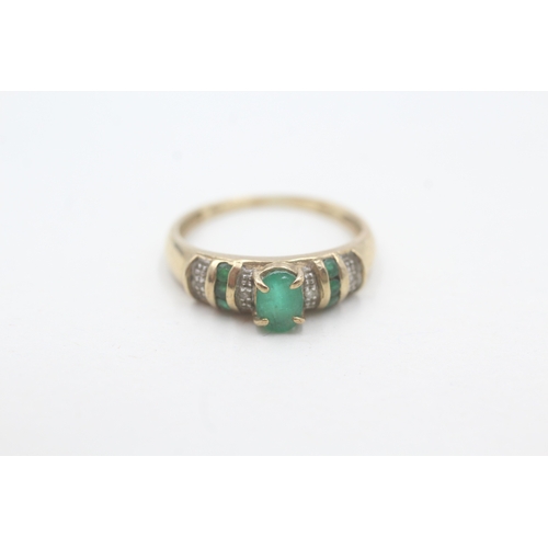 144 - 9ct gold emerald graduate row ring (1.7g) Size L 1/2