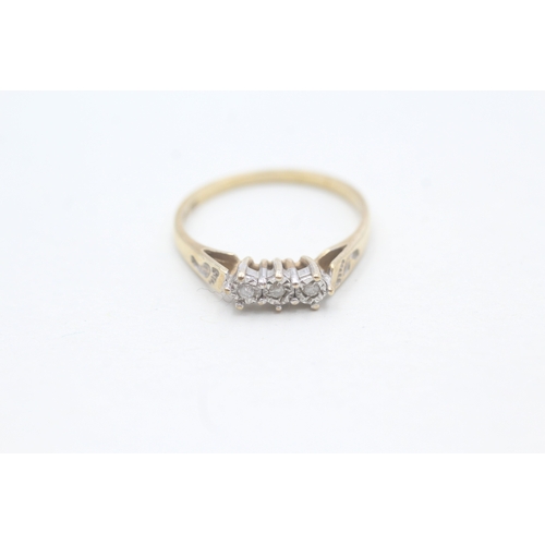 148 - 9ct gold diamond trilogy ring (1.9g) Size P