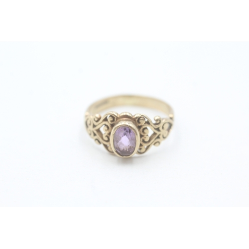 154 - 9ct gold and amethyst ring with heart cut out design on band (2.5g) Size M 1/2