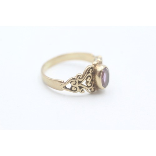 154 - 9ct gold and amethyst ring with heart cut out design on band (2.5g) Size M 1/2