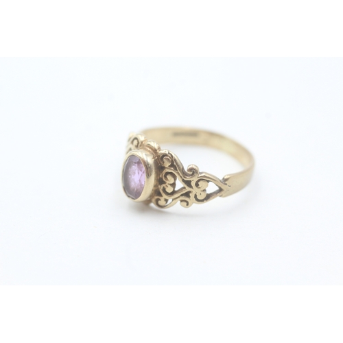 154 - 9ct gold and amethyst ring with heart cut out design on band (2.5g) Size M 1/2