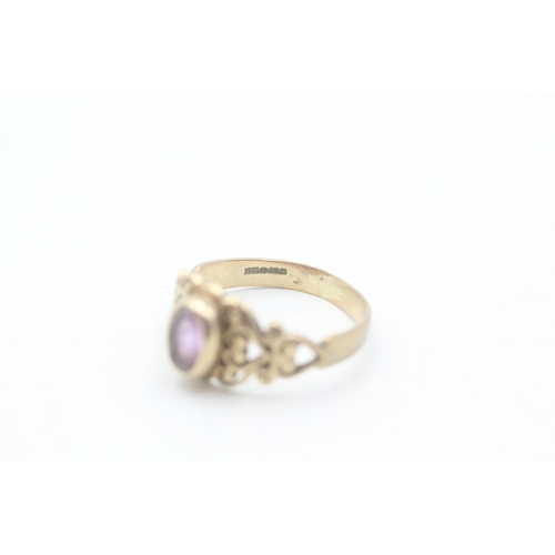 154 - 9ct gold and amethyst ring with heart cut out design on band (2.5g) Size M 1/2