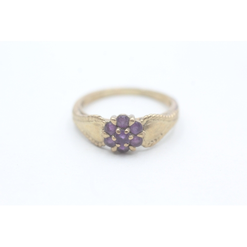 155 - 9ct gold and amethyst flower cluster set ring (2.8g) Size P