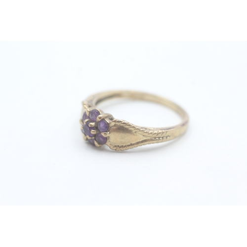 155 - 9ct gold and amethyst flower cluster set ring (2.8g) Size P