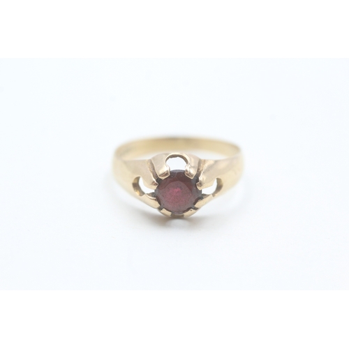 169 - 9ct gold and garnet ring (2g) Size O