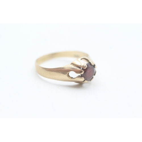 169 - 9ct gold and garnet ring (2g) Size O