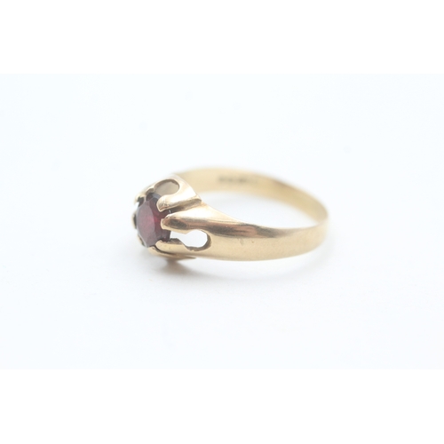 169 - 9ct gold and garnet ring (2g) Size O