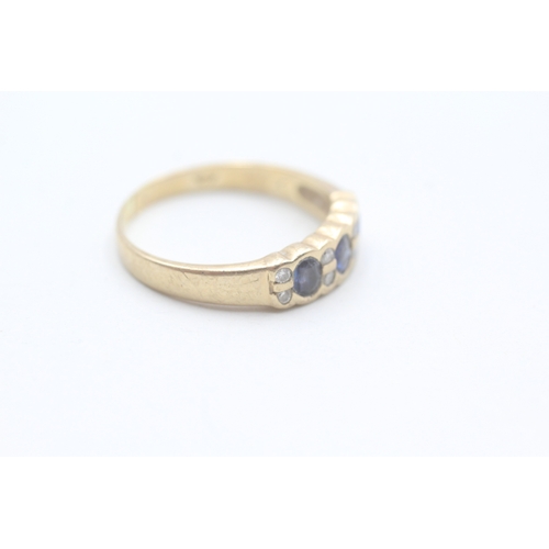 173 - 9ct gold three stone sapphire and diamond ring (2.5g) Size O 1/2