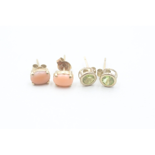 176 - 2 x 9ct gold peridot and coral stud earrings (1.6g)